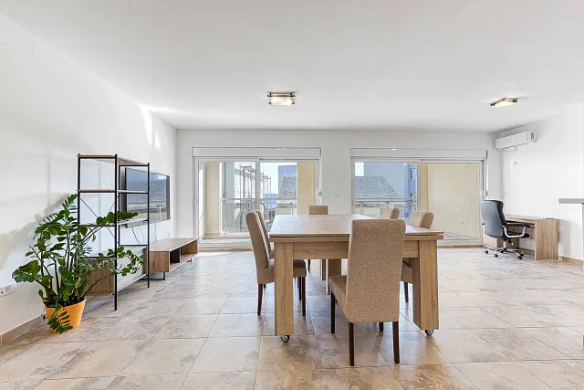 FOR SALE: SPACIOUS, FULLY FURNISHED APARTMENT IN BUDVA WITH GARAGE — photo 6