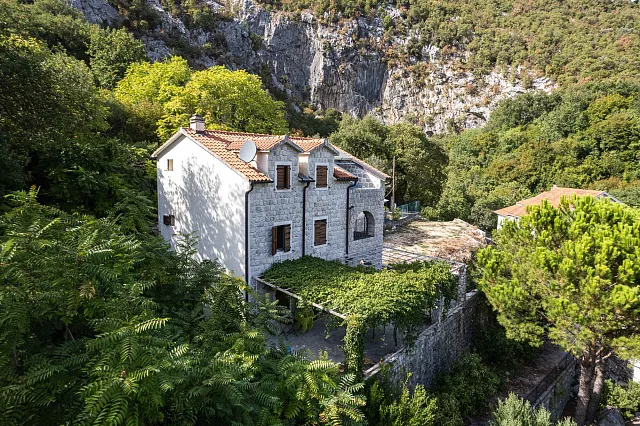 BEAUTIFUL STONE HOUSE IN LIPCI – AN AUTHENTIC HOME IN THE BAY OF KOTOR — photo 11