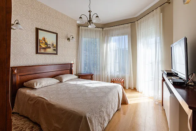 Elegance and serenity in a luxurious villa with natural views. — photo 42
