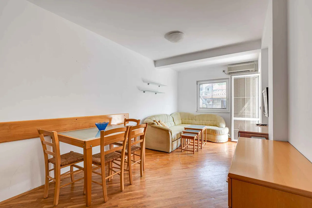 One bedroom apartment in Rafailovici near the sea