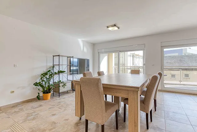 FOR SALE: SPACIOUS, FULLY FURNISHED APARTMENT IN BUDVA WITH GARAGE — photo 10